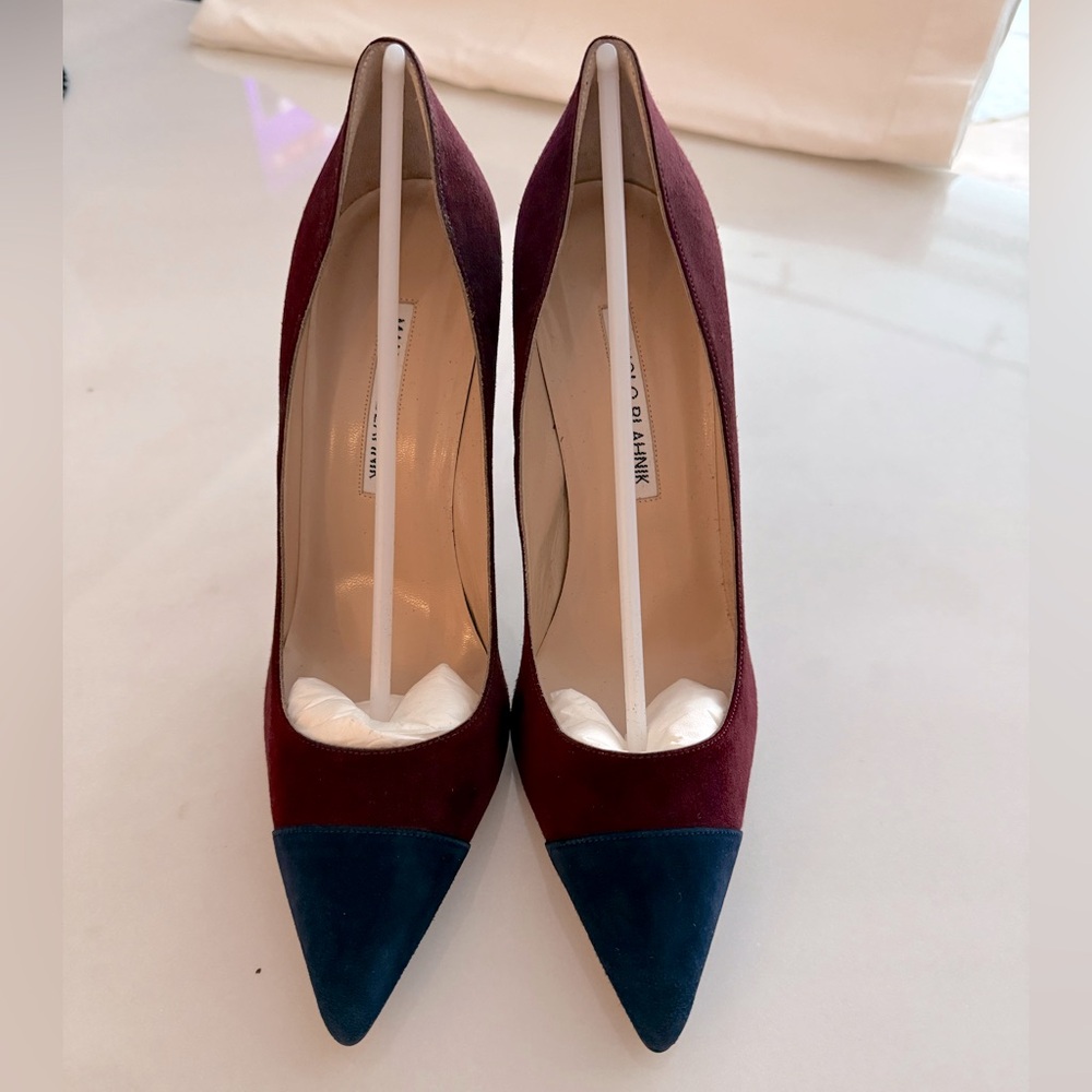 NEVER WORN 
Manolo Blahnik Bipunta 105 Burgundy Size38